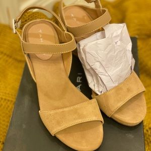 Tahari Women's TA-FUN Wedge Sandal